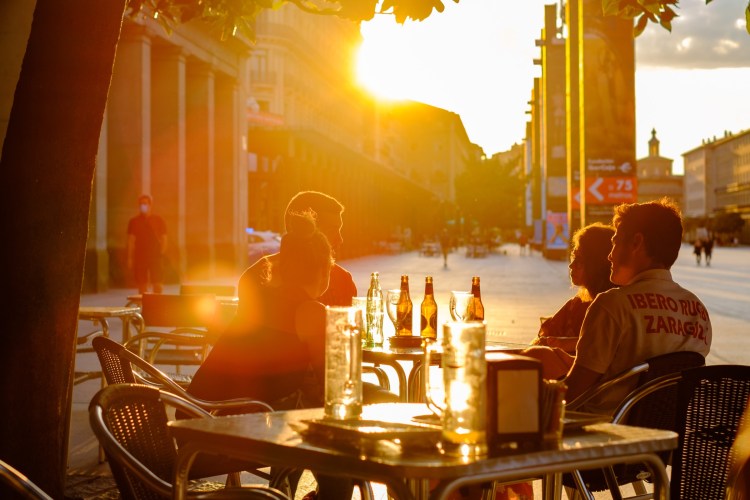 Taller de fotografia urbana nocturna en zaragoza con rober tomas