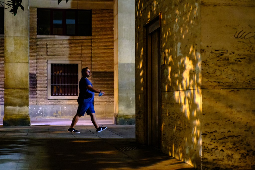 Taller de fotografia de calle nocturna en zaragoza con rober tomas