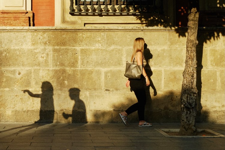 Taller de fotografía de calle en Sevilla, con Rober Tomas,

http://robertomasfoto.com 