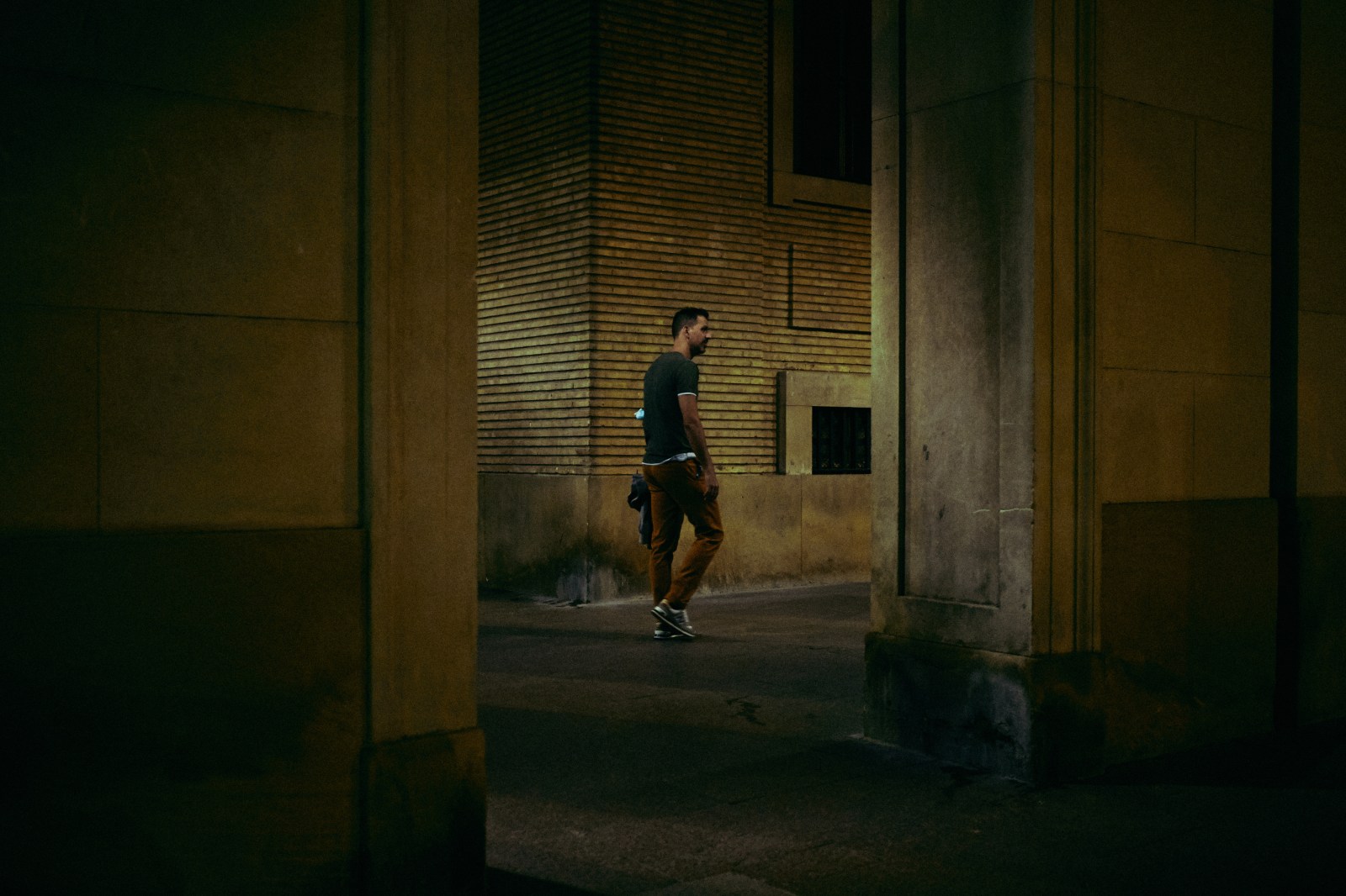 Fotografía de Calle nocturna en Zaragoza con Rober Tomas http://robertomasfoto.com 