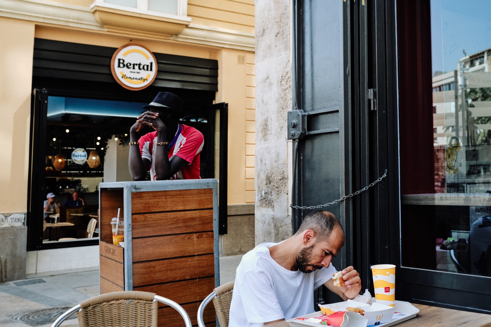 Talleres y Cursos de Fotografía de Calle en Valencia con Rober Tomás. http://robertomasfoto.com 