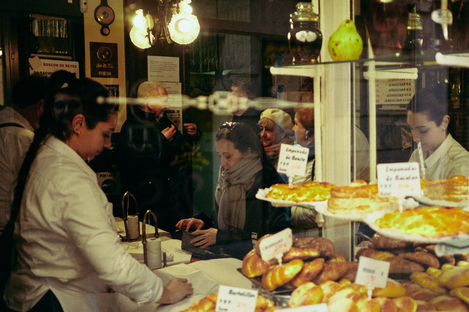 Talleres de Fotografía de Calle en Madrid con Rober Tomás en https://robertomasfoto.com/talleres-de-fotografia/ 