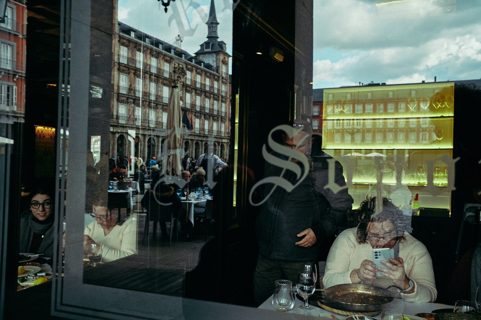 Talleres de Fotografía de Calle en Madrid con Rober Tomás en https://robertomasfoto.com/talleres-de-fotografia/ 