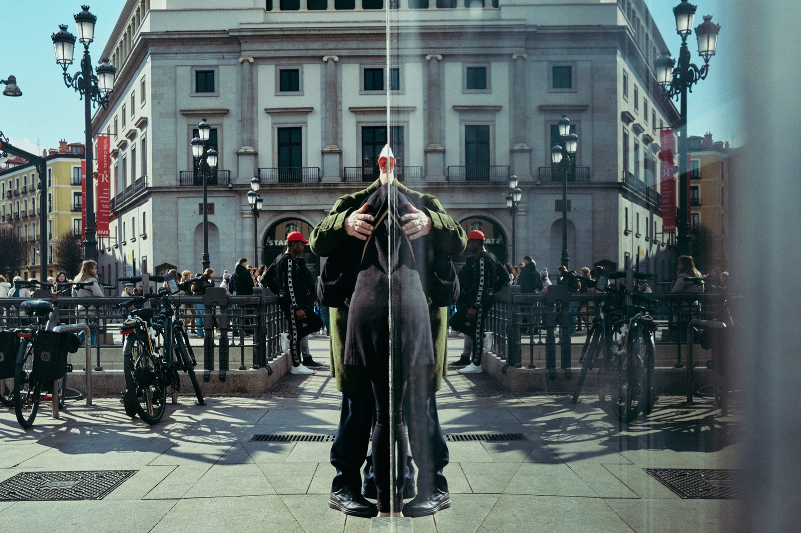 Talleres de Fotografía de Calle en Madrid con Rober Tomás en https://robertomasfoto.com/talleres-de-fotografia/ 