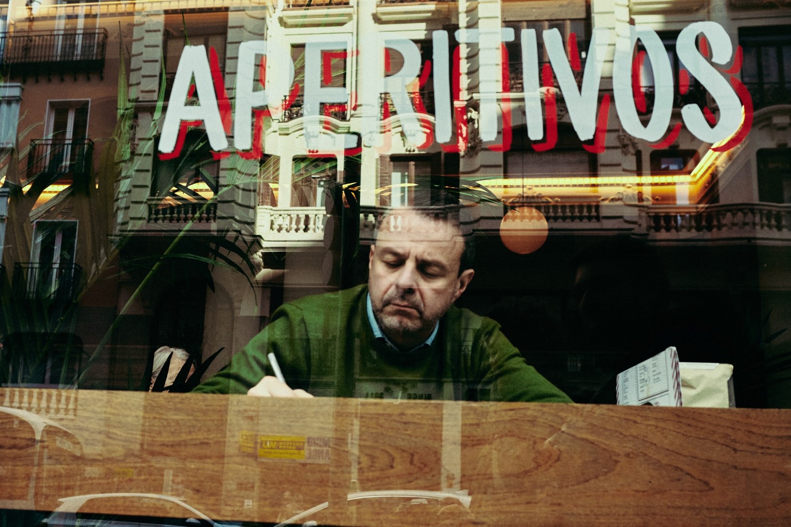 Talleres de Fotografía de Calle en Madrid con Rober Tomás en https://robertomasfoto.com/talleres-de-fotografia/ 