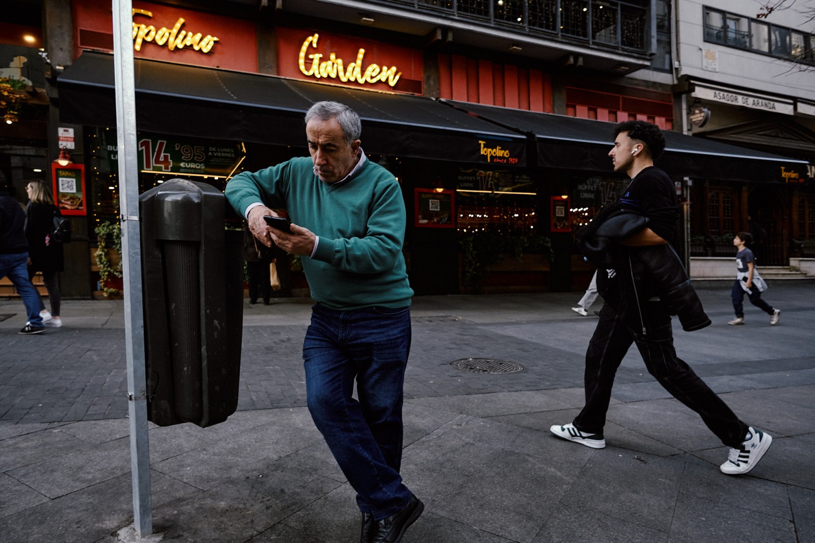 Talleres y cursos de fotografía de calle en Madrid con Rober Tomás en http://robertomasfoto.com 
