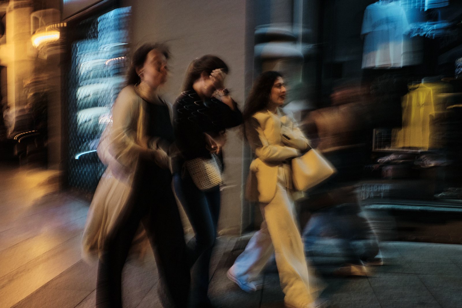 Taller de fotografía de calle nocturna en Zaragoza con Rober Tomas en http://robertomasfoto.com