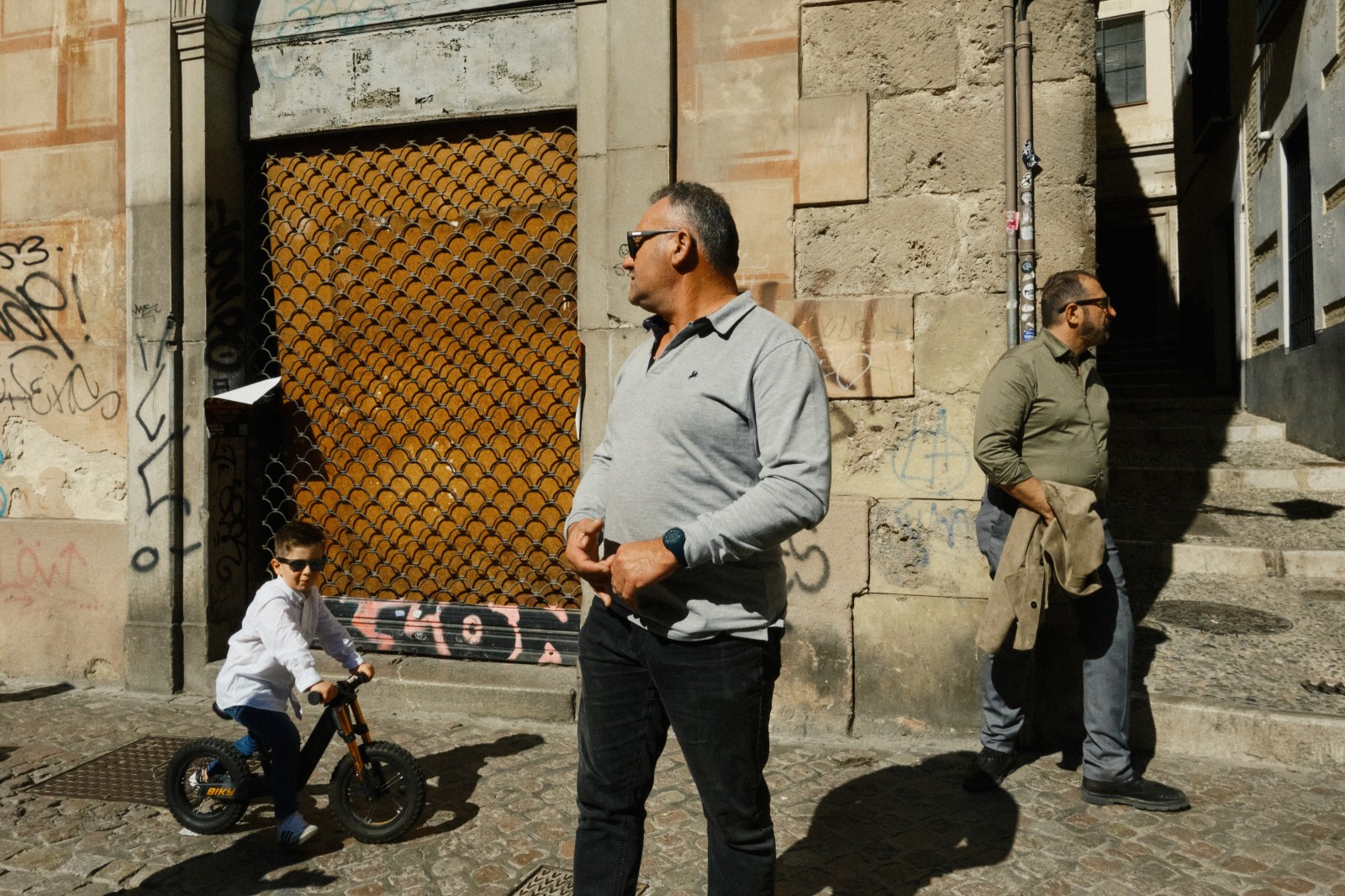 Cursos y talleres de fotografia de calle en Granada con Rober Tomas en http://robertomasfoto.com