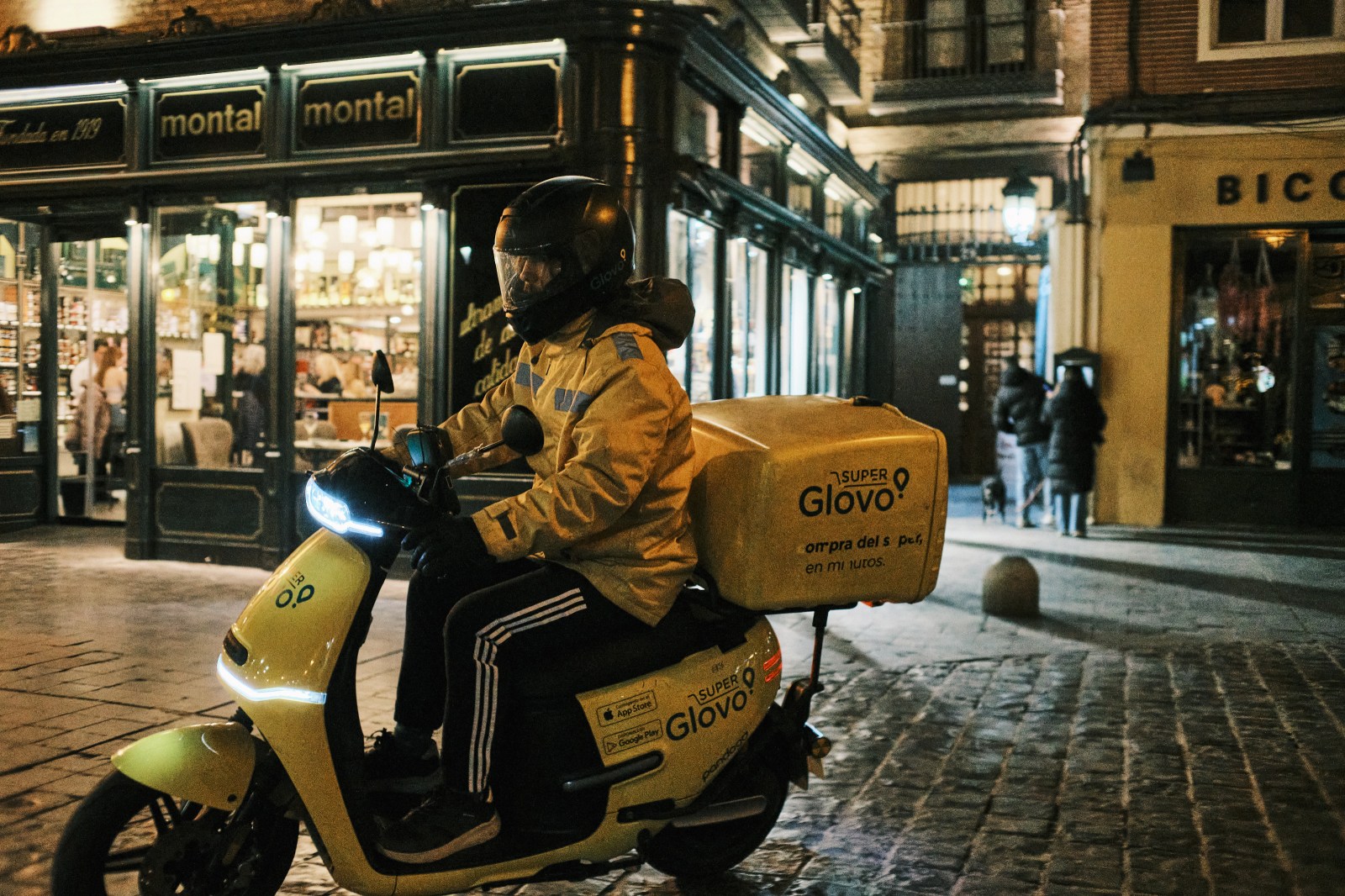 Talleres y cursos de fotografía de calle en Zaragoza con Rober Tomas en http://robertomasfoto.com 