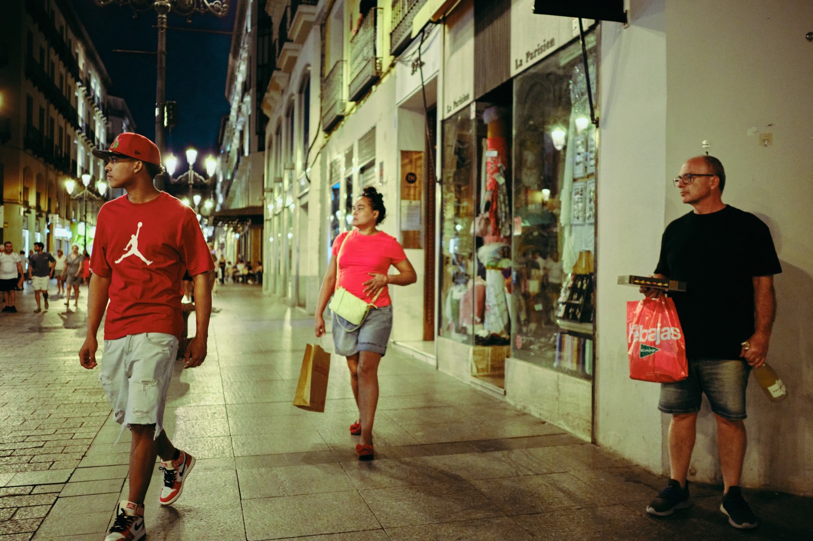Taller de fotografí de calle nocturna en Zaragoza con Rober Tomás en http://robertomasfoto.com