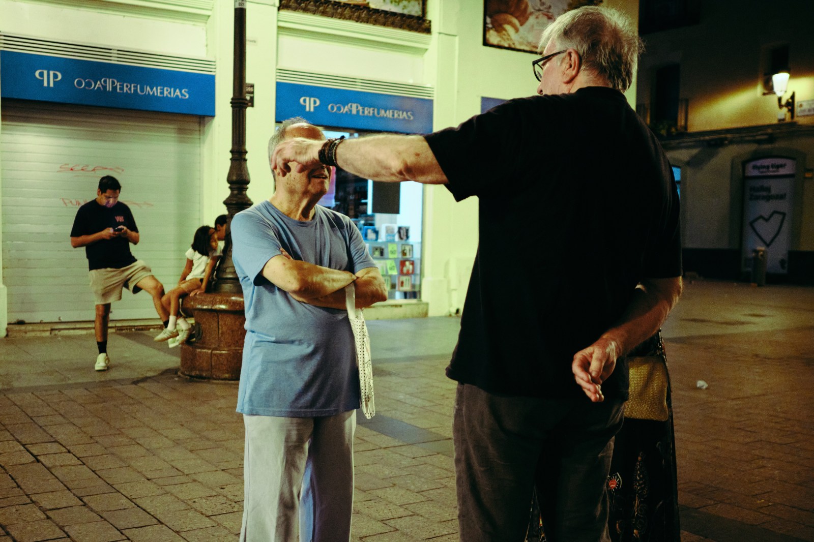 Taller de fotografí de calle nocturna en Zaragoza con Rober Tomás en http://robertomasfoto.com