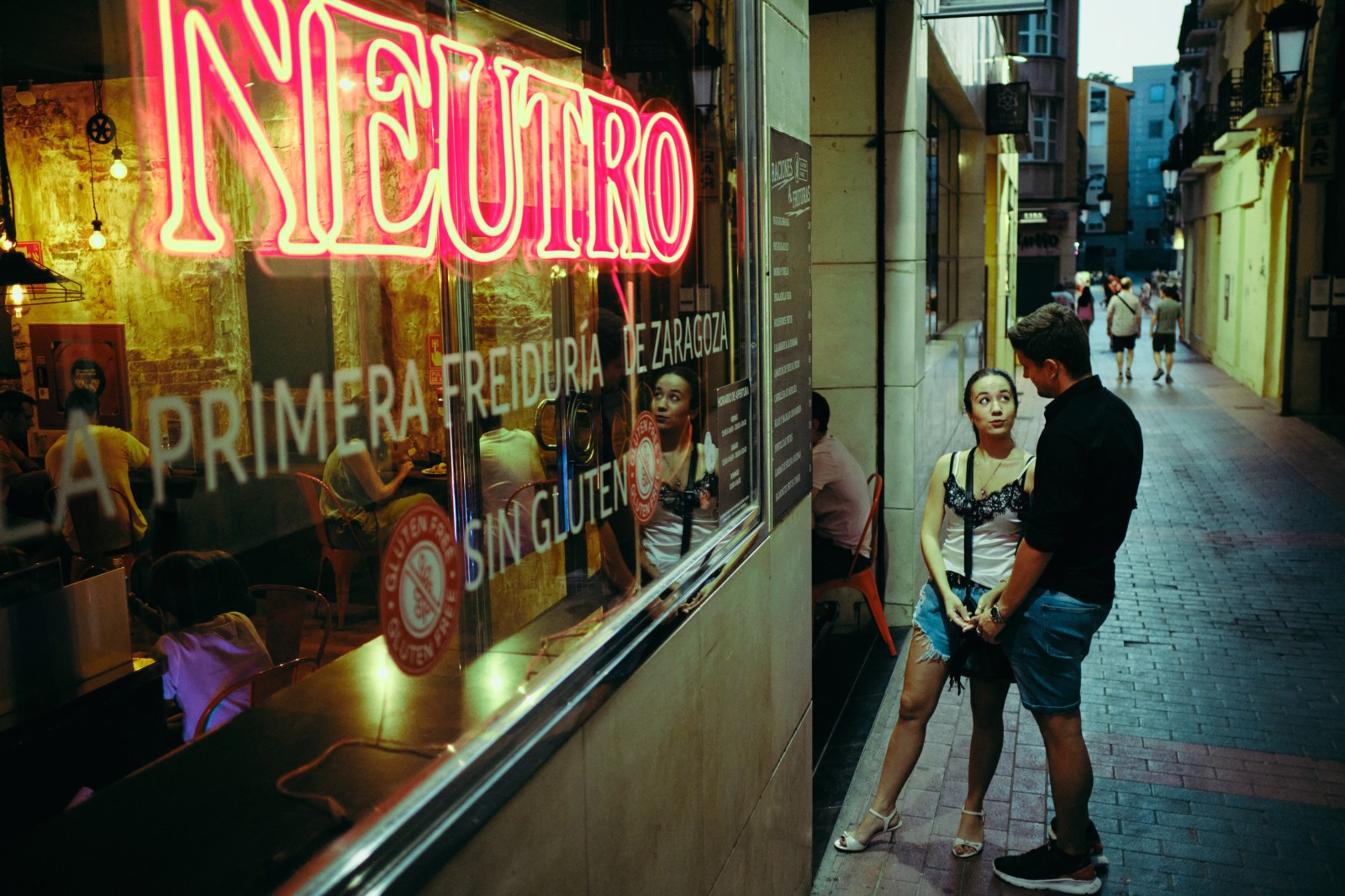 Taller de fotografí de calle nocturna en Zaragoza con Rober Tomás en http://robertomasfoto.com