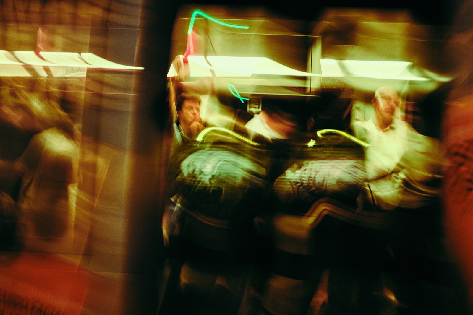 Taller de fotografí de calle nocturna en Zaragoza con Rober Tomás en http://robertomasfoto.com