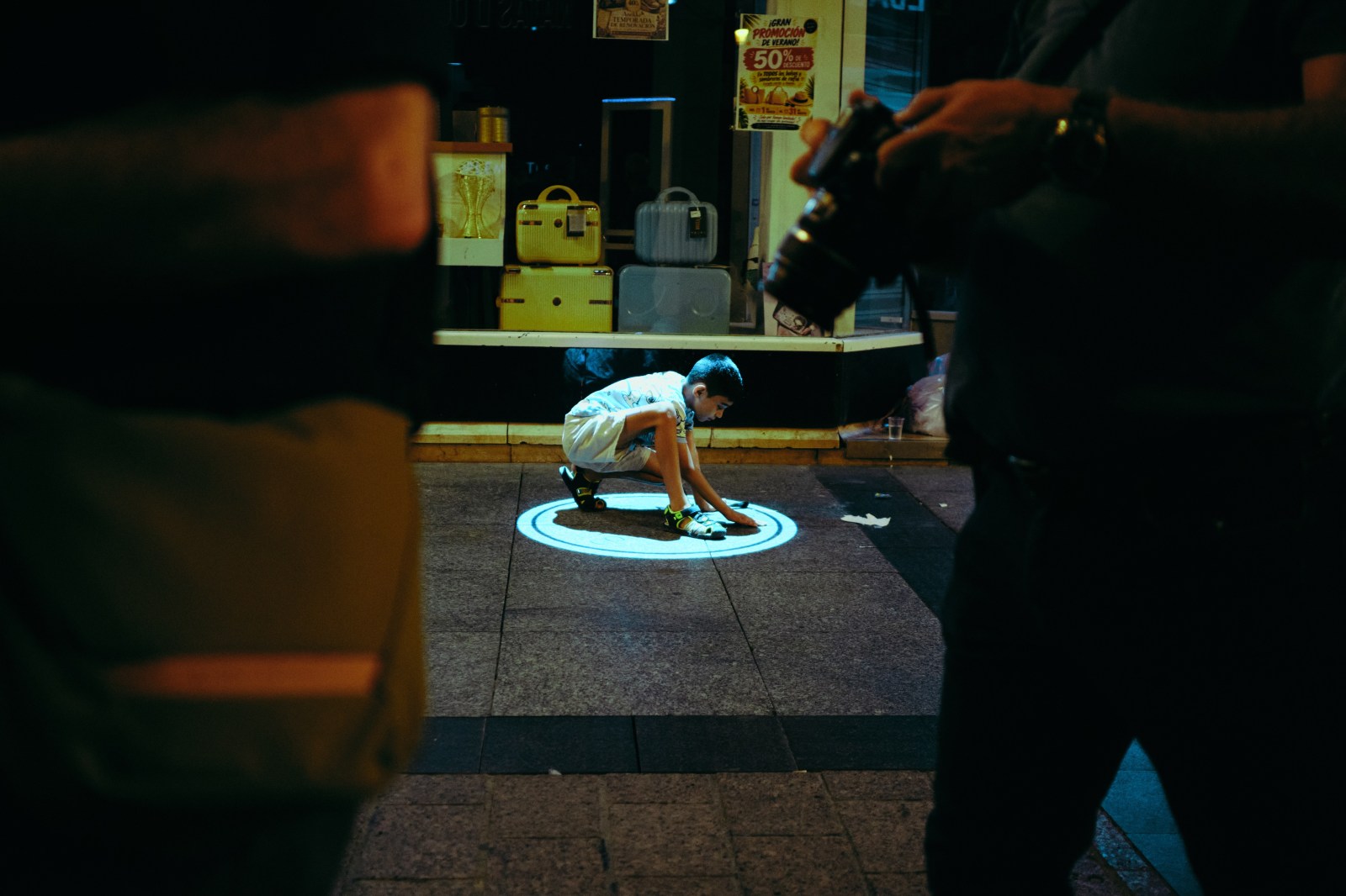 Taller de fotografí de calle nocturna en Zaragoza con Rober Tomás en http://robertomasfoto.com