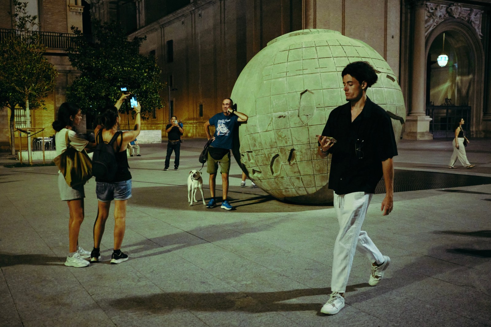 Taller de fotografí de calle nocturna en Zaragoza con Rober Tomás en http://robertomasfoto.com