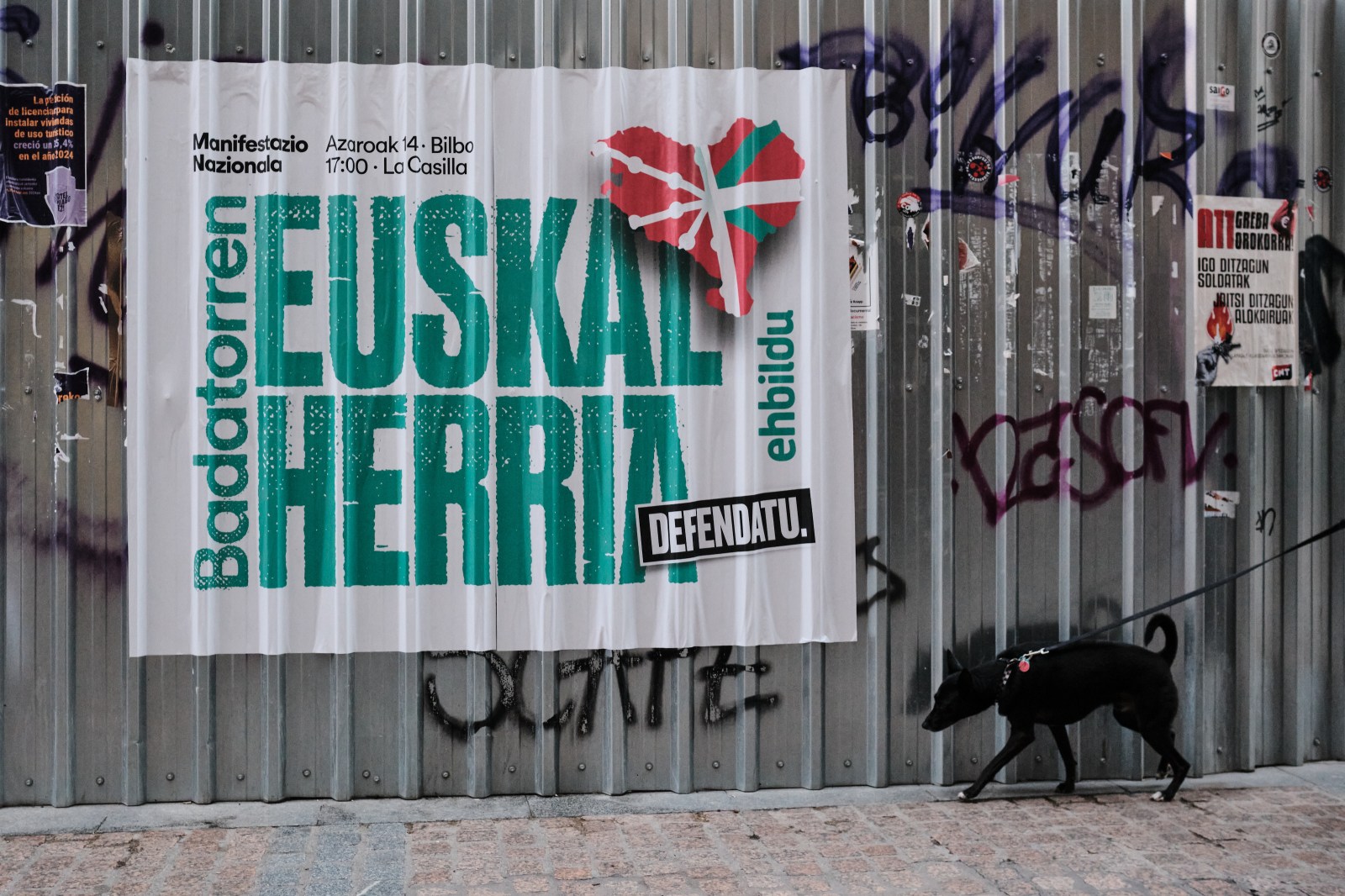 Grafiti callejero con la inscripción en euskera en una fachada de Bilbao.