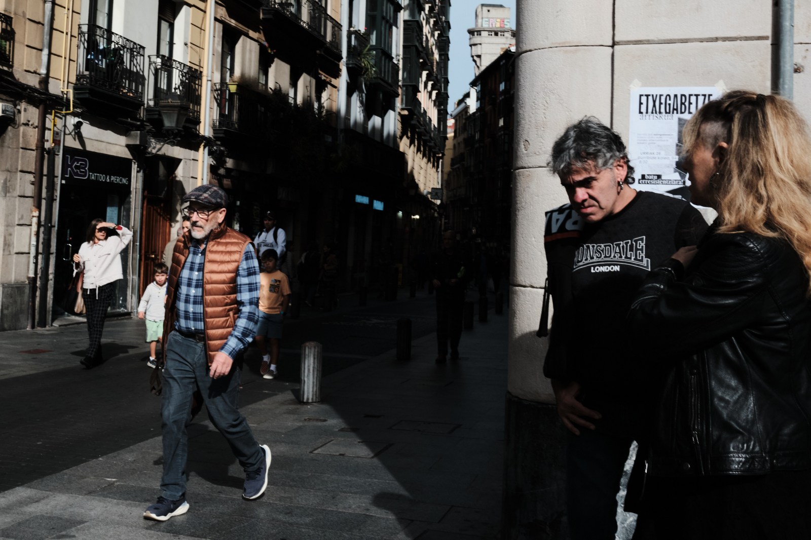 Alumnos del taller de Rober Tomás caminando por las calles comerciales de Bilbao.