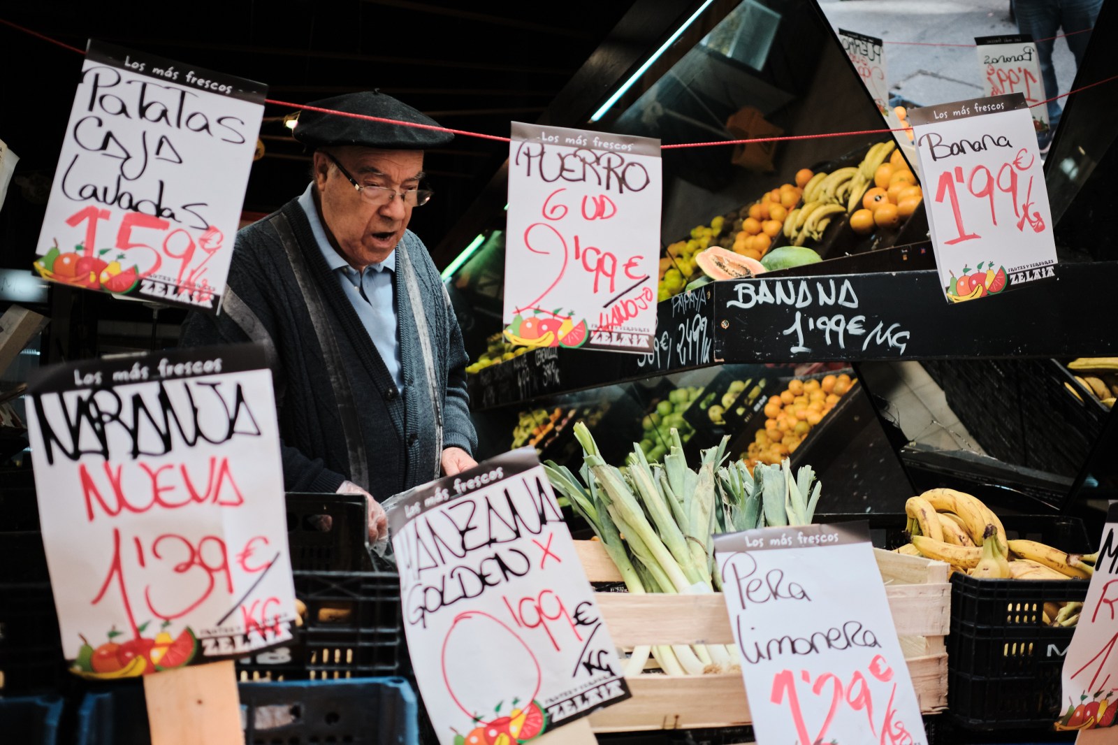 Puesto de mercado al aire libre con frutas y verduras en el Casco Viejo de Bilbao.