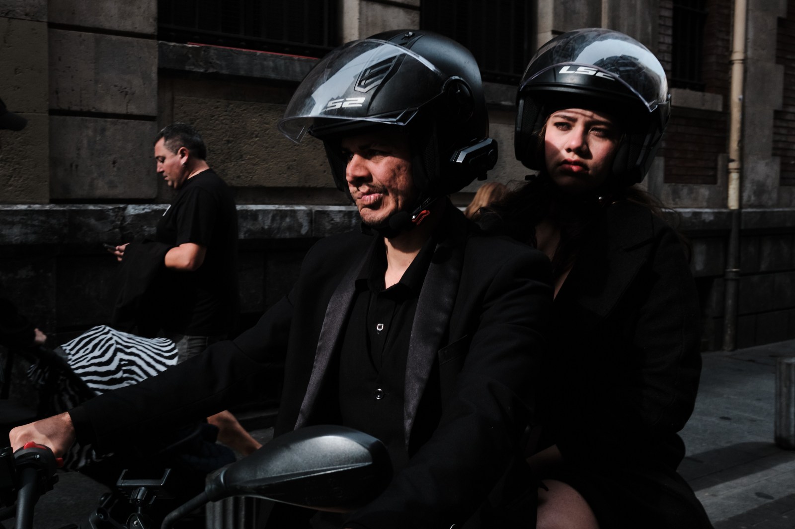 dos personas en moto vestidos de negro por las calles del casco viejo de Bilbao