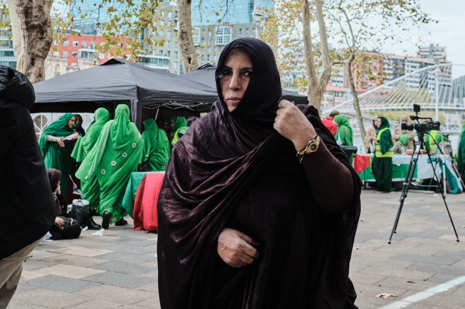Mujer musulmana en Calle tradicional con escaparates comerciales y ambiente peatonal de Bilbao.