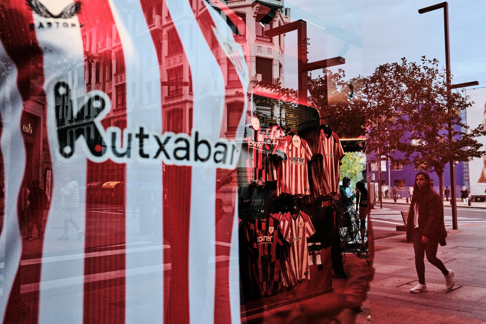 Tienda de futbol del Athletic de Bilbao con una persona caminando por la calle