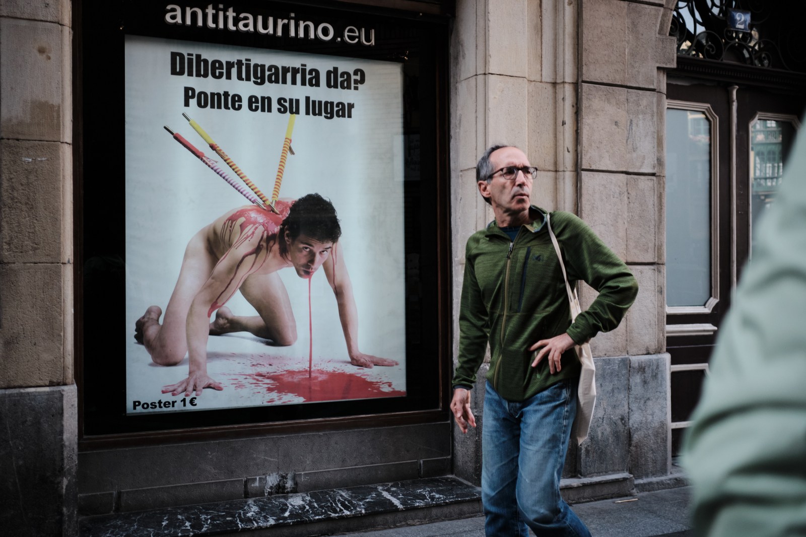 Fotógrafo urbano capturando detalles de la cartelería y el entorno callejero bilbaíno.