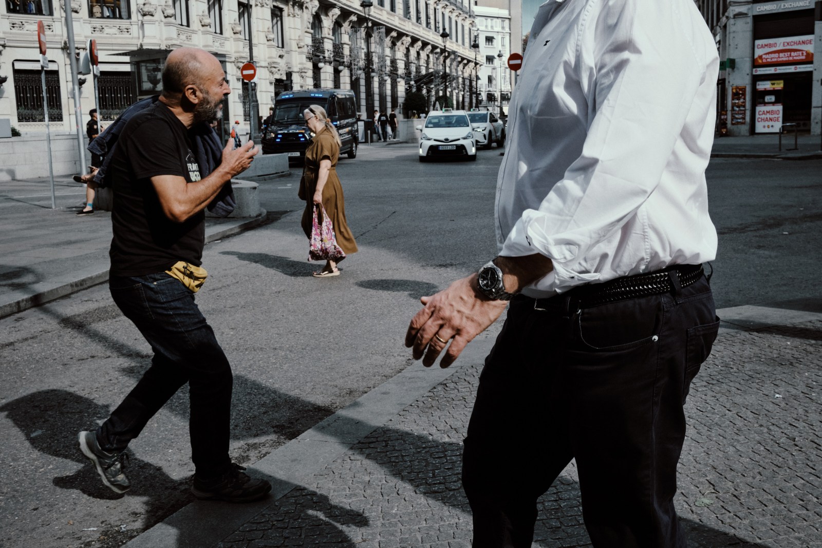 Taller de Inmersión en Fotografía de Calle en Madrid con Rober Tomás. Dos personas se encuentran con las manos y brazos abiertas