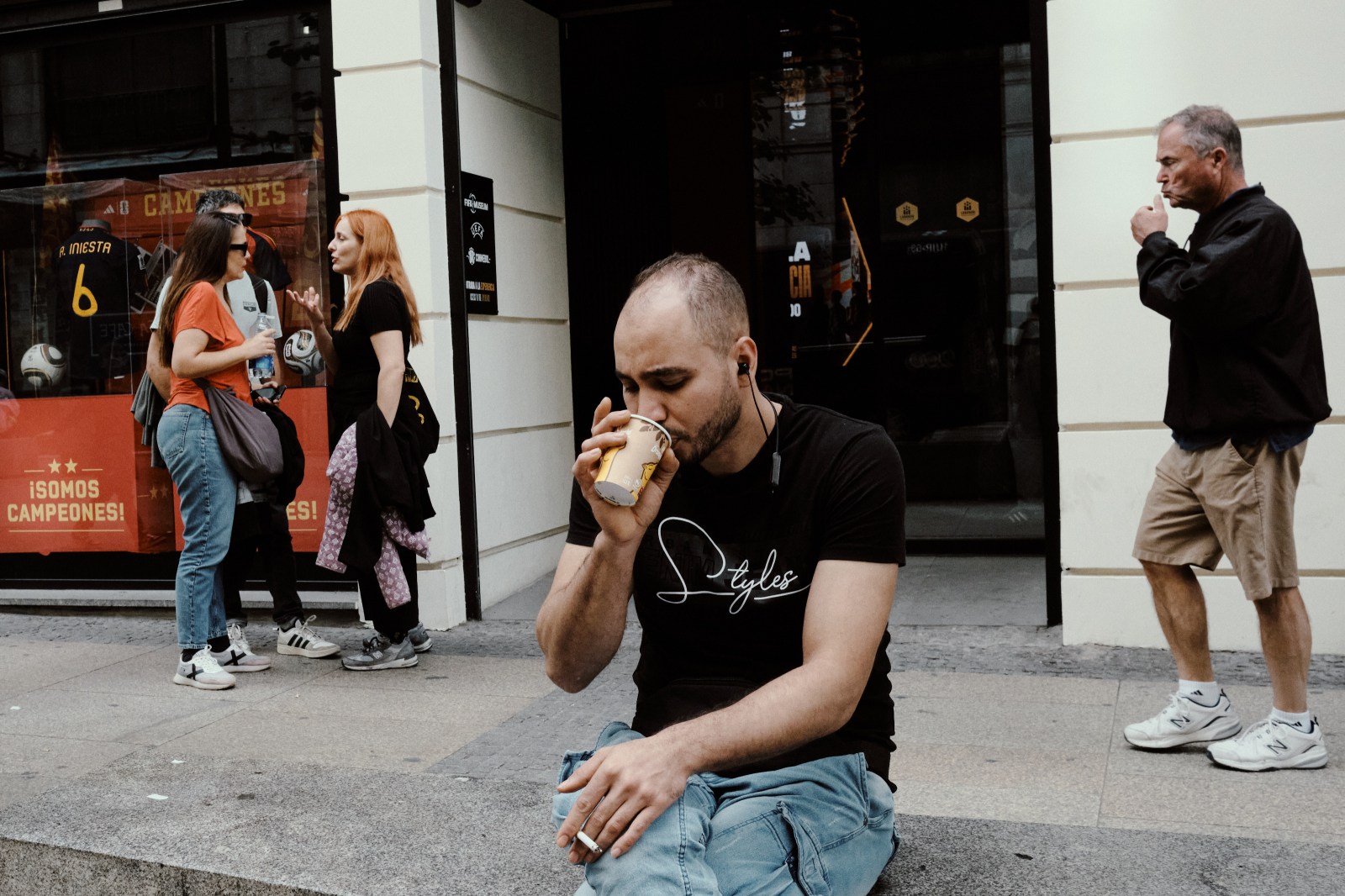 Taller de Inmersión en Fotografía de Calle en Madrid con Rober Tomás. Una personas teniendo café rodeada de otras personas que simulan beber