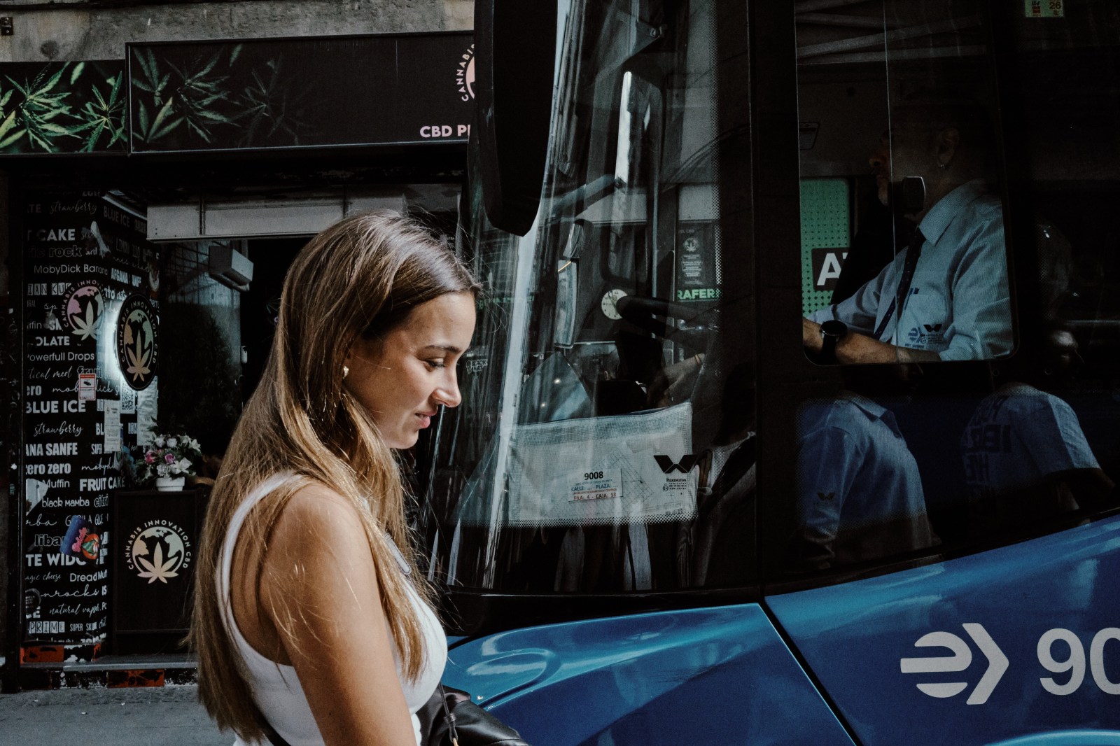 Taller de Inmersión en Fotografía de Calle en Madrid con Rober Tomás. Una chica pasa delante de un autobús urbano en Madrid
