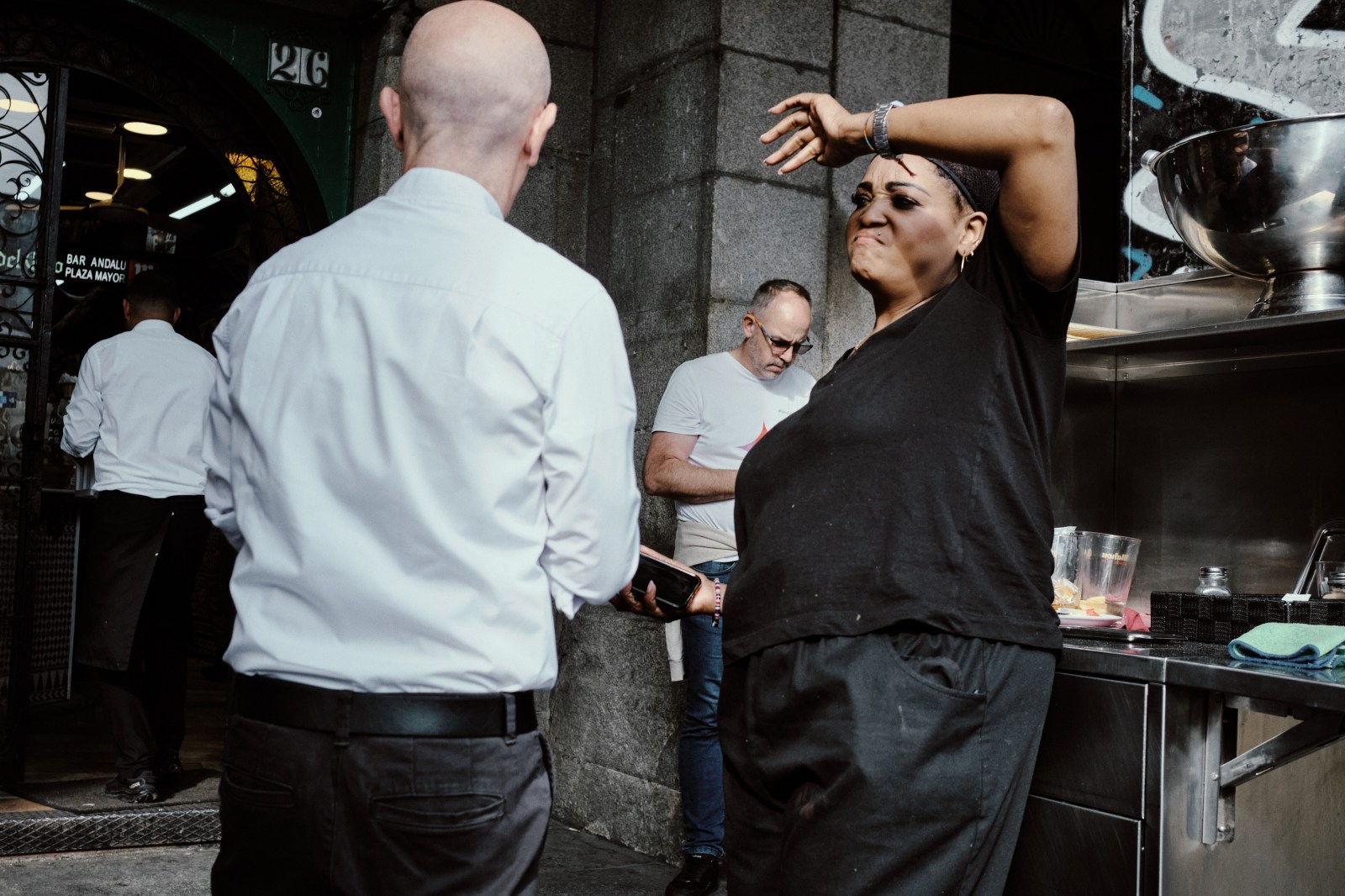 Taller de Inmersión en Fotografía de Calle en Madrid con Rober Tomás. Restaurante en Plaza Mayor de Madrid, los camareros trabajando