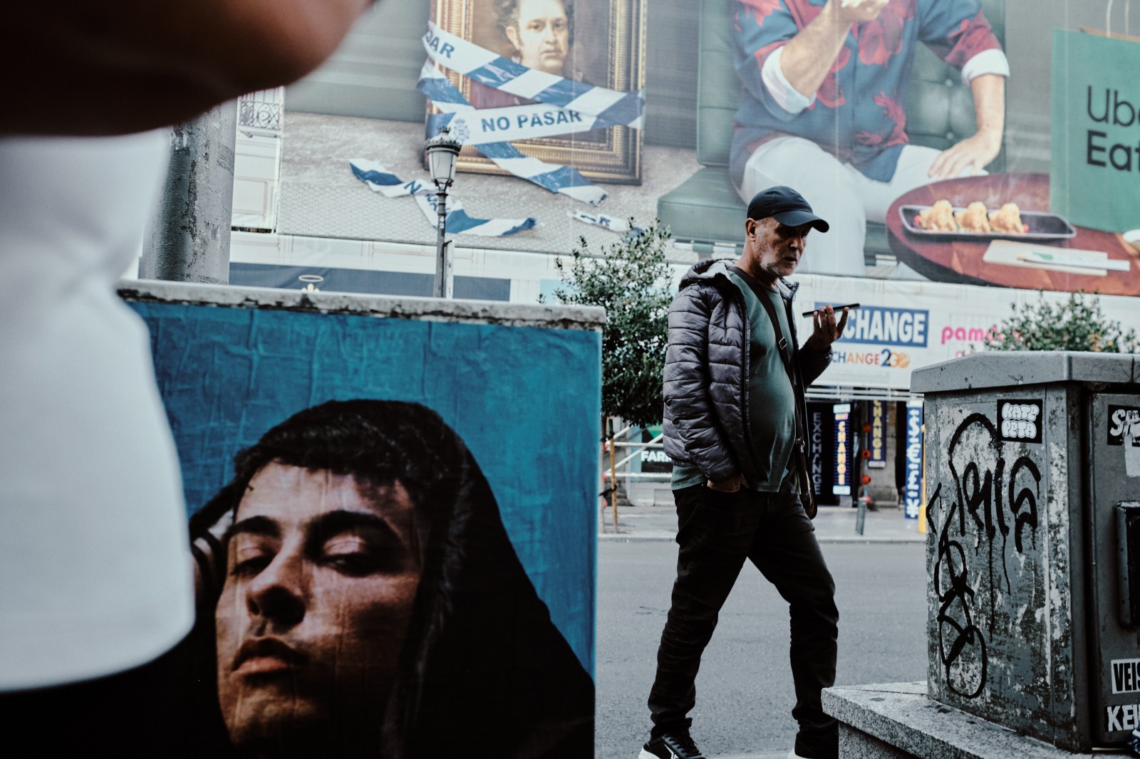 Taller de Inmersión en Fotografía de Calle en Madrid con Rober Tomás. Carteles con caras en el Mercado de San Miguel