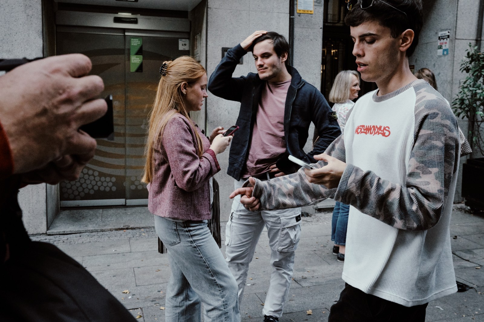 Taller de Inmersión en Fotografía de Calle en Madrid con Rober Tomás. Personas pasando por la calle haciendo distintos gestos con las manos