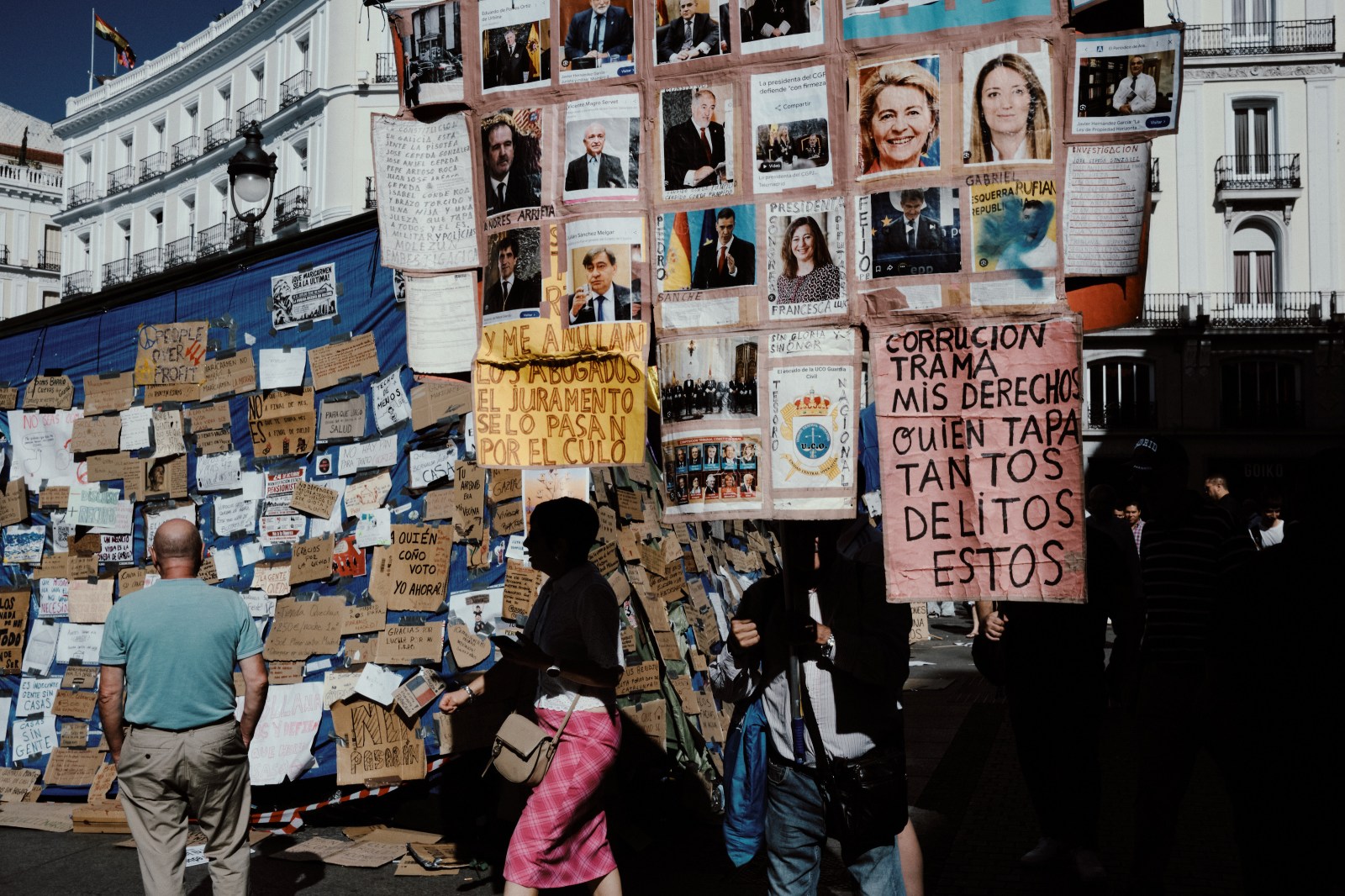 Taller de Inmersión en Fotografía de Calle en Madrid con Rober Tomás. Manifestación en Puerta del Sol para la vivienda 2026 con un montón de carteles y fotos de políticos 