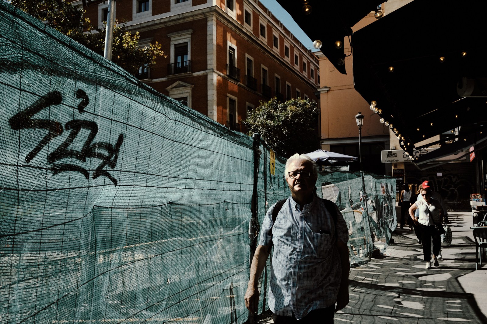 Taller de Inmersión en Fotografía de Calle en Madrid con Rober Tomás. Personas pasando por la calle en obras